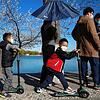 In China normalisiert sich der Alltag ein Stück weit. Besucher genießen am 19. März einen sonnigen Tag in einem Park in Peking. Während ...