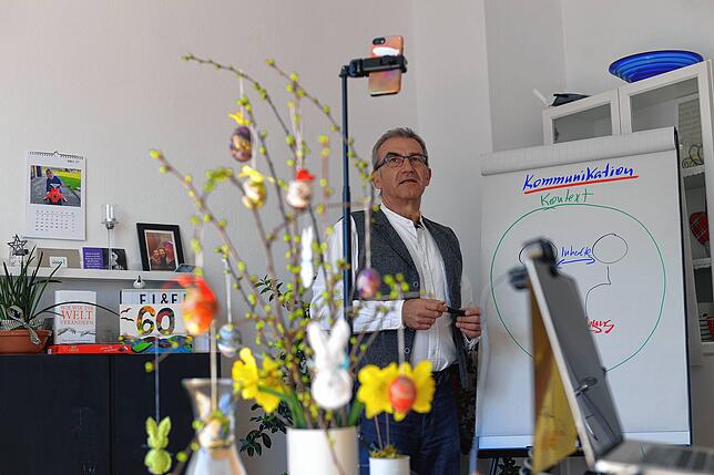 Frank Heimpel-Labitzke ist an die Arbeit im Homeoffice gewöhnt, neu sind die Trainings, die er virtuell abhält. Den Osterschmuck und ...