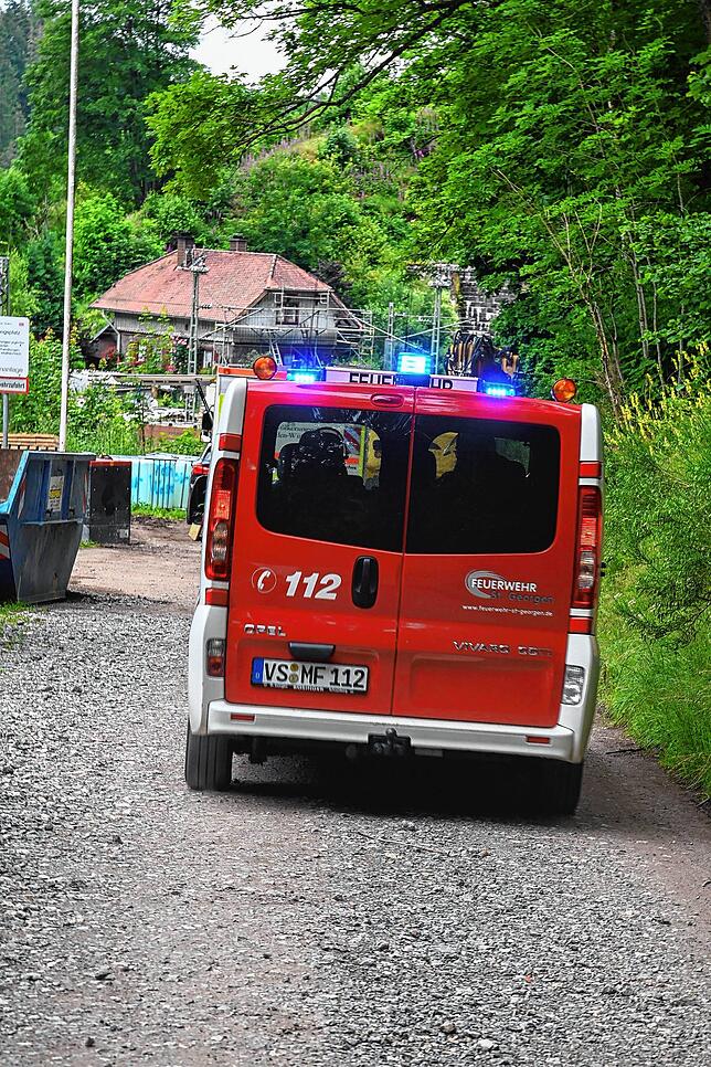 Ein Feuerwehrauto fährt mit Blaulicht an die Einsatzstelle.