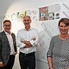 Jens-Uwe Götsch (links), Geschäftsführer der Wobak, Baubürgermeister Karl Langensteiner-Schönborn (Mitte) und Marion Klose, Leiterin des ...