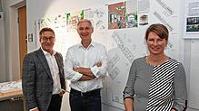 Jens-Uwe Götsch (links), Geschäftsführer der Wobak, Baubürgermeister Karl Langensteiner-Schönborn (Mitte) und Marion Klose, Leiterin des ...