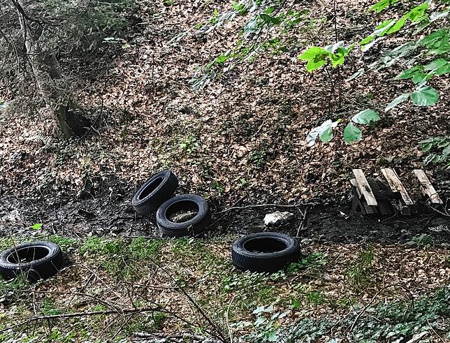 Im Wald in Richtung Regentsweilerhof bei Airach hat jemand Autoreifen illegal im Wald entsorgt.