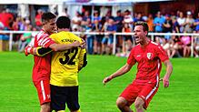 Simon Hepp (Mitte) vom FC Schlüchttal wird von seinen Mitspielern umjubelt.