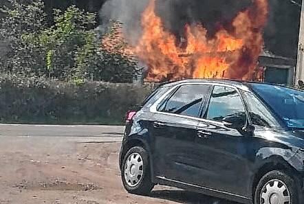 Der Schiedsrichter-Carport in Flammen, doch weitere Schäden hielten sich in Grenzen.
