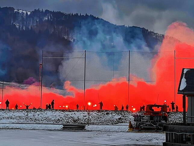 Hoher Schaden: Die von einer ortsfremden Gruppe auf dem Kunstrasenplatz des FC Bernau abgebrannte Pyrotechnik hat die Platzfläche derart ...