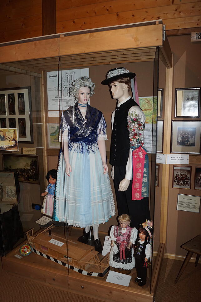Historische Schwarzwälder Trachten und eine Uniform im Görwihler Heimatmuseum. Von den Salpeterern existieren keine zeitgenössischen Bilder.