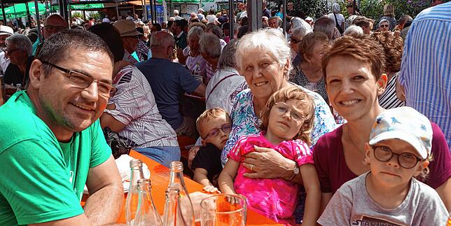 Papa Stefan Dreimüller, Oma Ursula Bammert und Mama Silke Dreimüller mit ihren Kindern Sebastian (5 Jahre) und Simone (4) und deren ...