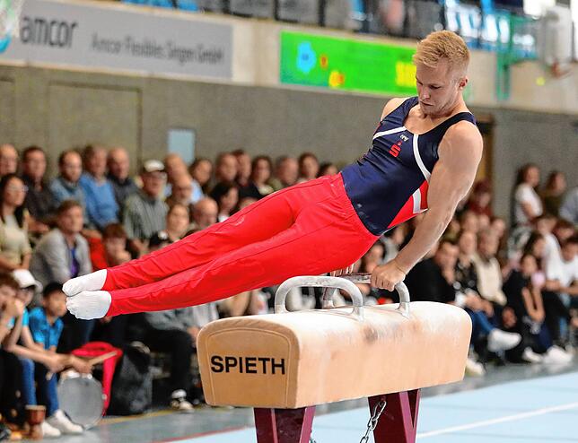 Die Singener Turner turnen auf Spitzenniveau: Hier Marco Rizzo vom StTV bei einem Wettkampf in der Münchriedhalle im Mai.