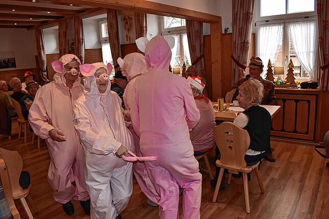 Der Schweinchentanz mit Agnes Gantert, Annemarie Maier, Helga Storz und Uschi Altenburger brachte Heiterkeit und gute Stimmung.