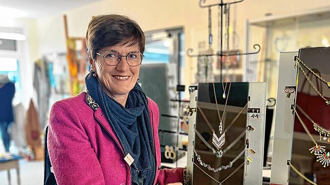 Der Schmuck zählt zu ihren Lieblingsprodukten im Laden.