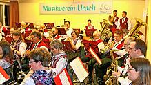 Tolle und hörenswerte Melodien präsentiert der Musikverein Urach beim Wunschkonzert. Den Besuchern gefällt das.  Bild: Hartmut Ketterer