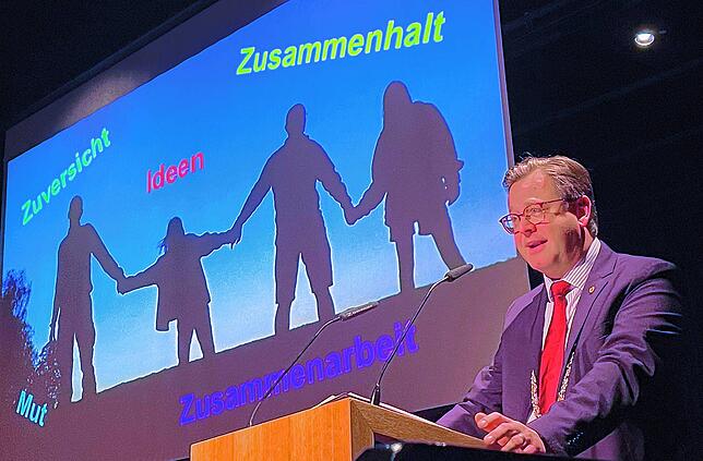 Er setzt mit Erfolg auf Zusammenarbeit, Zusammenhalt und Zuversicht: Im Oktober will sich Bürgermeister Henrik Wengert um eine dritte ...