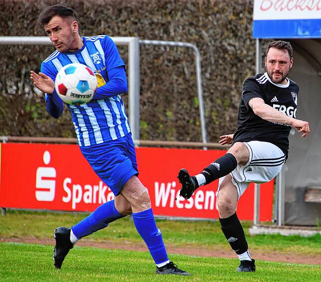 Wechsel in die Bezirksliga: Lukas Schmidt (rechts, gegen Bünyamin Kinir vom SV Schopfheim) hat den SV Todtmoos verlassen und spielt ...