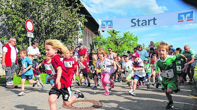 Start für die Jüngsten Läufer beim 400-Meter-Bambinilauf in Hausen am Andelsbach. Bild: Sandra Häusler