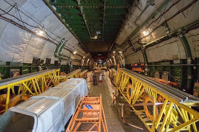 So sieht der Laderaum des Frachtflugzeugs Antonow An-124 aus, wenn er leer ist. SÜDKURIER-Fotograf Achim Mende durfte die Maschine in ...