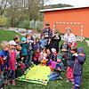 Kindergartenkinder finden ein XXl-Spiel von den Stricklieseln.