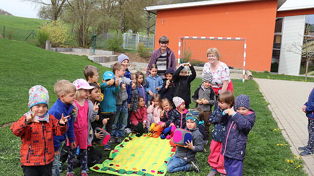 Kindergartenkinder finden ein XXl-Spiel von den Stricklieseln.