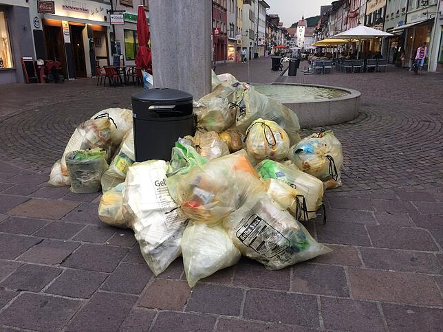 Gelbe Säcke liegen vor dem Brunnen am Oberen Tor in der Waldshuter Kaiserstraße.