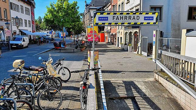 Nur ein Schild am Abgang der ehemaligen Unterführung zum Schnetztor weist darauf hin, dass es „da unten“ einen Fahrradladen ...