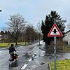 An der Einmündung der Harder Gasse in die Sonnenbühlstraße erwischt der unbekannte Autofahrer den 14-Jährigen am Hinterrad. Das ...