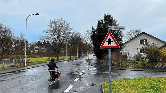 An der Einmündung der Harder Gasse in die Sonnenbühlstraße erwischt der unbekannte Autofahrer den 14-Jährigen am Hinterrad. Das ...