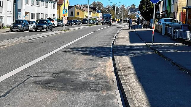 Spuren des nächtlichen Feuers: Hier auf der Wollmatinger Straße brannte in der Nacht zum 4. April ein Smart.