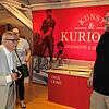 Er beweist seine stimmlichen und schauspielerischen Fähigkeiten: Kurator Ulrich Büttner (rechts) fesselt die Museumsgäste mit seinem ...