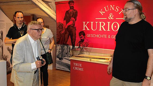 Er beweist seine stimmlichen und schauspielerischen Fähigkeiten: Kurator Ulrich Büttner (rechts) fesselt die Museumsgäste mit seinem ...
