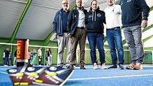 Auf dem neuen Hallenboden, jetzt ist er blau (von links): Guido Amann, Jürgen Hähnel, Nicole Volk, Klaus Buck und Manfred Kohl. Bild: ...