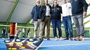 Auf dem neuen Hallenboden, jetzt ist er blau (von links): Guido Amann, Jürgen Hähnel, Nicole Volk, Klaus Buck und Manfred Kohl. Bild: ...