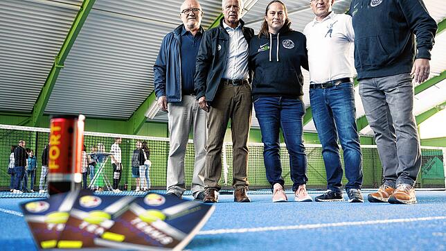 Auf dem neuen Hallenboden, jetzt ist er blau (von links): Guido Amann, Jürgen Hähnel, Nicole Volk, Klaus Buck und Manfred Kohl. Bild: ...