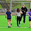 So wird&lsquo;s gemacht: Wenn Julia Glaser (Mitte), den Ball am Fuß hat, ist ihr die Aufmerksamkeit der Mädchen der Neumattschule ...
