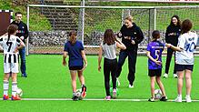 So wird&lsquo;s gemacht: Wenn Julia Glaser (Mitte), den Ball am Fuß hat, ist ihr die Aufmerksamkeit der Mädchen der Neumattschule ...