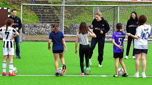 So wird&lsquo;s gemacht: Wenn Julia Glaser (Mitte), den Ball am Fuß hat, ist ihr die Aufmerksamkeit der Mädchen der Neumattschule ...