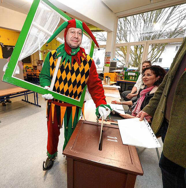 Philipp Weidele wirft seinen Wahlzettel in die Wahlrune im Wahllokal in der Sonnenrainschule.