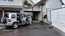 Ein Auto ist in ein Gebäude an der Bohlinger Dorfstraße im Singener Ortsteil Bohlingen gefahren.