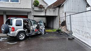 Ein Auto ist in ein Gebäude an der Bohlinger Dorfstraße im Singener Ortsteil Bohlingen gefahren.