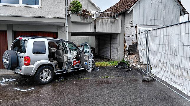 Ein Auto ist in ein Gebäude an der Bohlinger Dorfstraße im Singener Ortsteil Bohlingen gefahren.