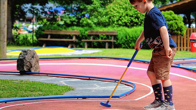 Lias ist fast fünf Jahre alt und hat großen Spaß auf den sanierten Bahnen der Donaueschinger Minigolfanlage.