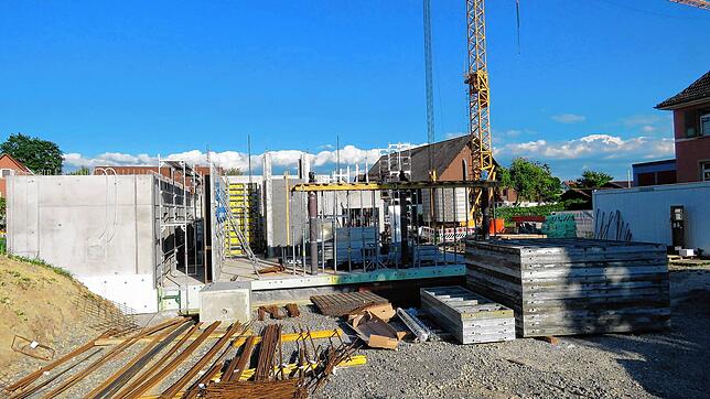 Dorfhaus Überauchen: Der Baufortschritt ist unverkennbar. Schon stehen die ersten Wände. In der Umgebung der Halle wurden jedoch eine ...