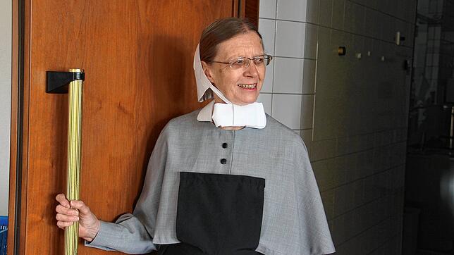 &bdquo;Ich hoffe nicht auf den Impfstoff, ich hoffe auf den lebendigen Gott&ldquo;, sagt Schwester Magdalene von der Tannenhöhe bei ...
