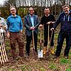 Aus der verrückten Idee ist nun Realität geworden: Die Narrozunft hat ihren eigenen Schemenwald. Beim Einpflanzen der Winterlinden, die ...