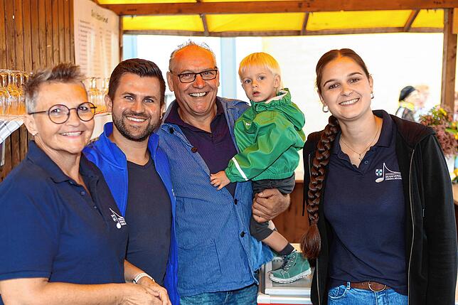 Bild 9: Frühschoppen und Flohmarkt locken die Besucher – so endet das Dingelsdorfer Herbstfest 2024
