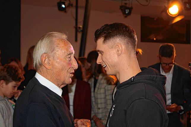 Walter Stier, Urgestein des TV Ludwigshafen, im Gespräch mit Weltmeister Lukas Dauser.