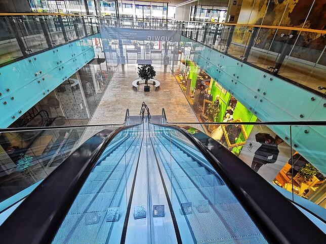 Blick im Proma über die ausgeschaltete Rolltreppe hinweg – gespenstische Leere am Karsamstagvormittag auf beiden Etagen. Üblicherweise ...