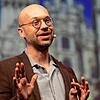 Arbeitsforscher Hans Rusinek bei seinem Vortrag in der Singener Stadthalle. Er berichtete unter anderem über Unsinnsarbeiten, mit denen ...