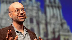 Arbeitsforscher Hans Rusinek bei seinem Vortrag in der Singener Stadthalle. Er berichtete unter anderem über Unsinnsarbeiten, mit denen ...