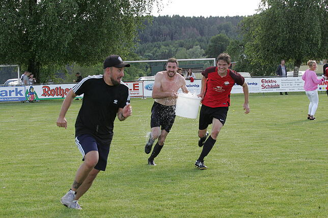 Bild 2: Dramatisches 2:1 gegen SV Berau: FC Hochrhein ist Meister &ndash; wir haben die Bilder!