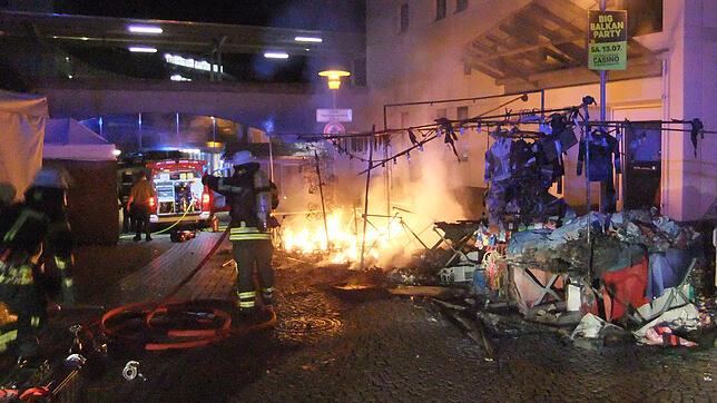 In der Nacht zum Freitag ist ein Verkaufsstand auf dem Kunst- und Krämermarkt des Seehasenfestes vollständig abgebrannt.