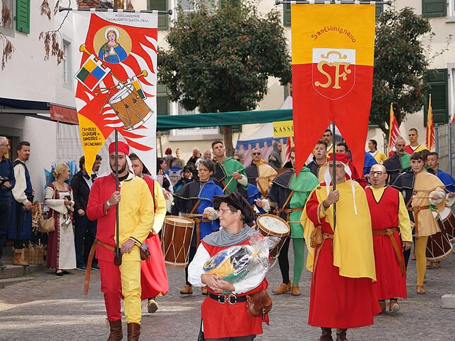 Am Samstag besuchen die Cavalieri traditionell die Burg. Dabei sind ihre Trommeln schon beim Anmarsch weit zu hören.